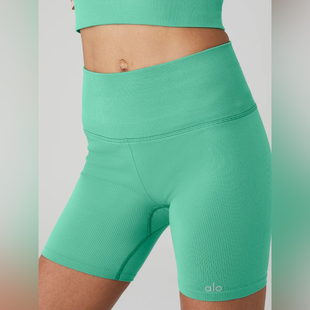Alo 5" Seamless Ribbed Favorite Short - Lettuce (Size Small)